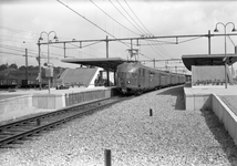 841195 Gezicht op de perrons van het nieuwe N.S.-station Beverwijk te Beverwijk, met een electrisch treinstel mat. 1936.